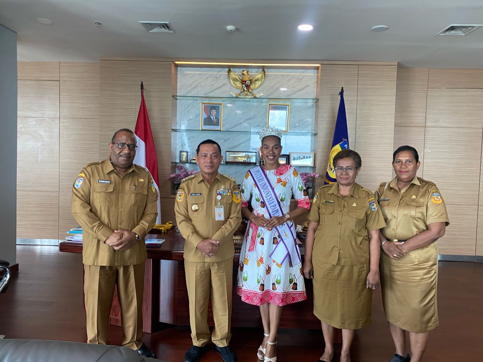AUDIENS FINALIS PUTRI INDONESIA 2025 ASAL PAPUA DENGAN PJ. GUBERNUR PAPUA DAN PJ. SEKDA