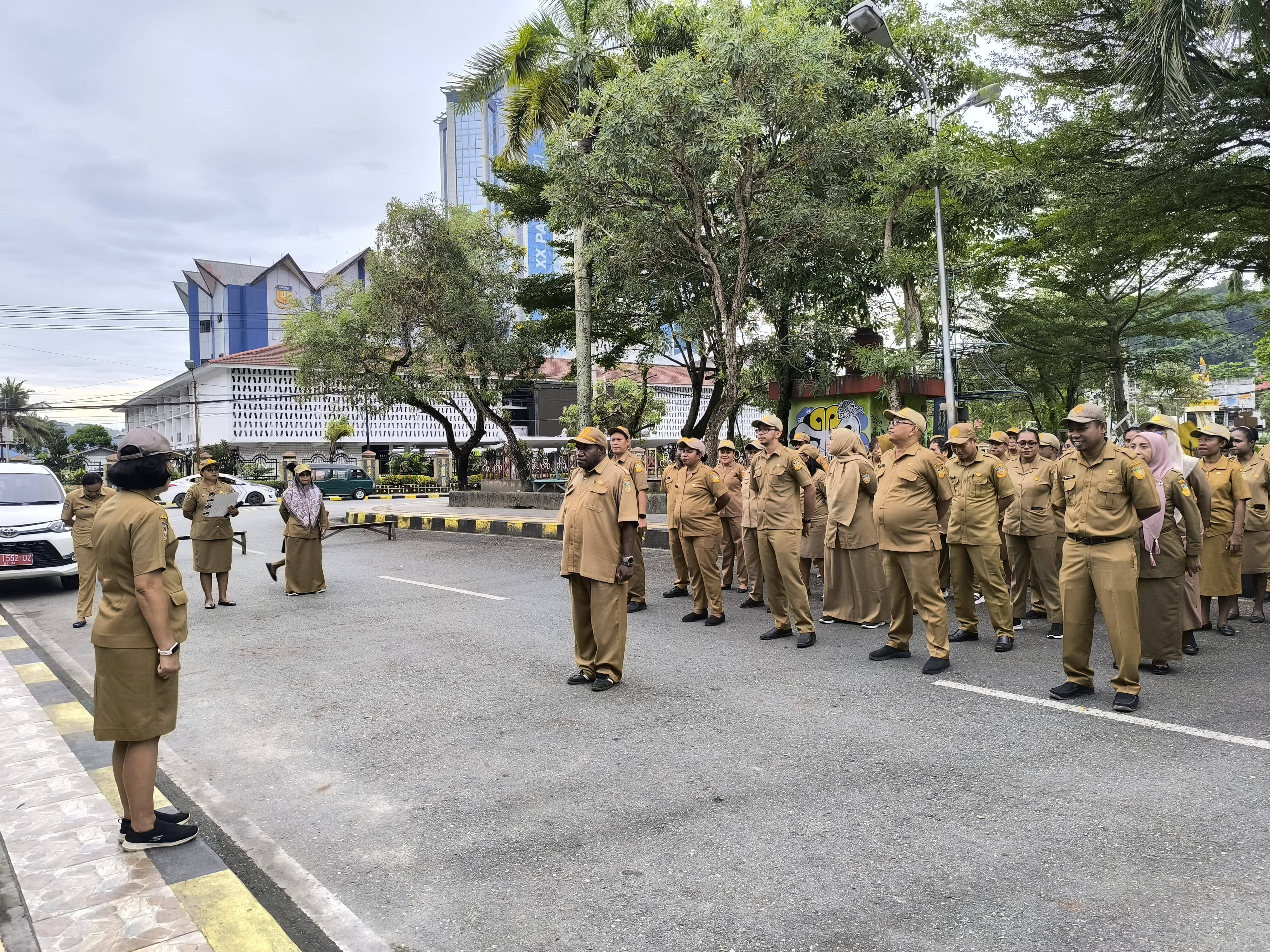 APEL PAGI DP3AKB PAPUA, ADELTJE PEKADE AJAK ASN TINGKATKAN KINERJA DAN KEHADIRAN