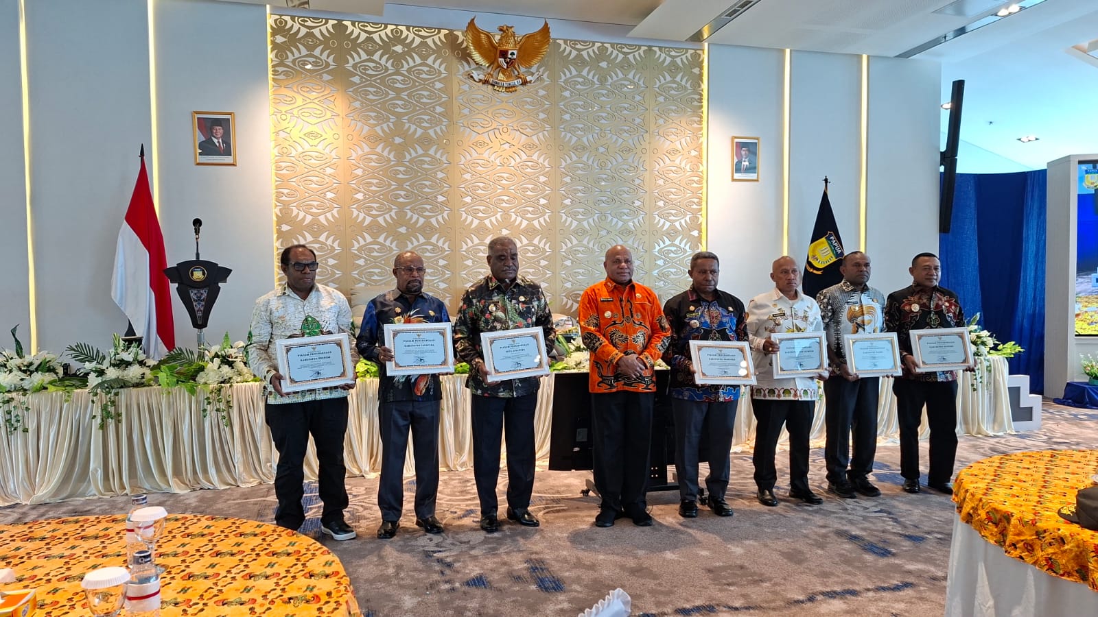 Gubernur Papua Serahkan Penghargaan kepada 8 Kabupaten/Kota atas Pembentukan UPTD PPA